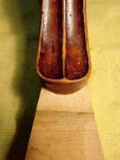Vue de dessous de l'enture (on garde la tête de l'instrument dans laquelle on incruste un nouveau manche) est collée.