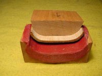 Le tasseau d'origine est taillé pour garder quelques mm de sa partie extérieure et du bois neuf est ajusté dedans
